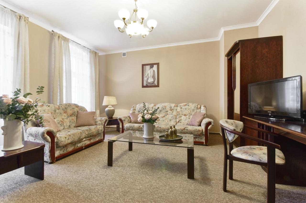 Palac Bialokosz Hotel Bagian luar foto